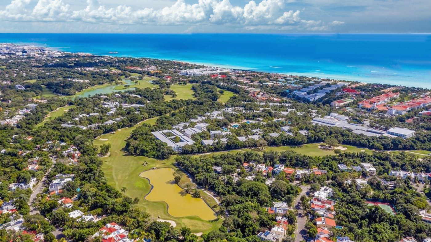 Vista aérea real de Playacar — comunidad y campo de golf